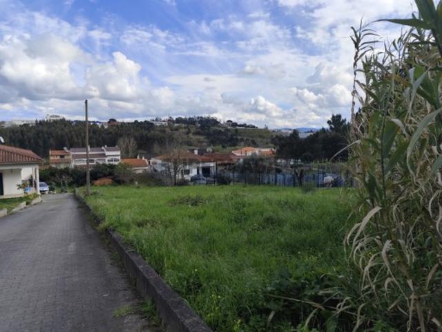 Terreno nos Parceiros, com projeto aprovado para 3 moradias em banda