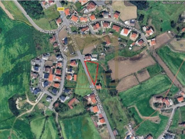 Terreno à face da estrada em Longos, Guimarães
