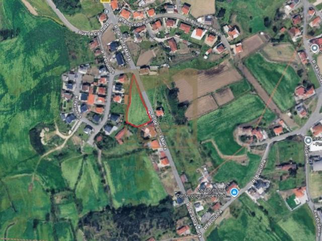 Terreno à face da estrada em Longos, Guimarães