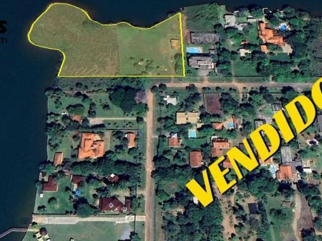 Terreno à margem do ponta de picolé com exclusiva área verde de aproximadamente 11.550m² em format