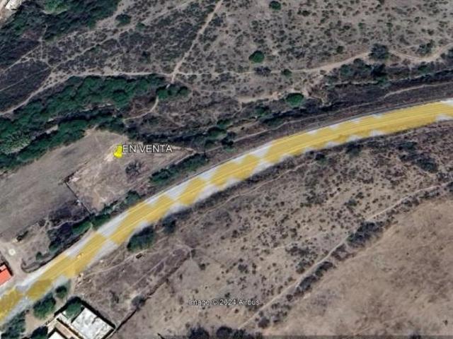 Terreno a pie de carretera con amplio frente