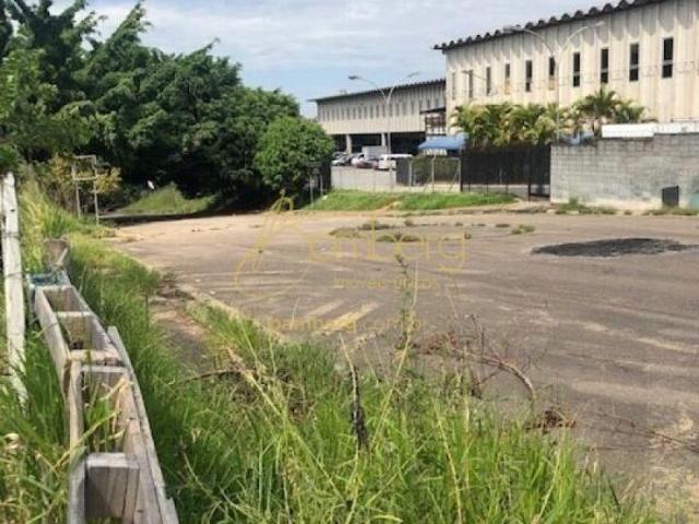 Terreno á venda com frente para Castelo Branco em Alphaville