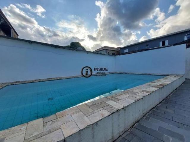 Terreno a venda com 3 casas e piscina privativa