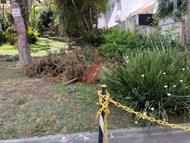 Terreno à venda em condomínio de luxo em Alphaville, Santana de Parnaíba SP: 360m² de puro potencial