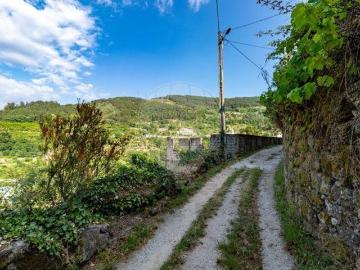 Terreno à venda em Cinfães