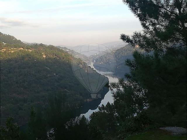 Terreno à venda em Cinfães