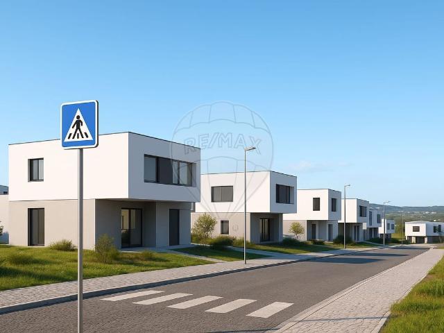 Terreno à venda em Évora de Alcobaça, Alcobaça RE/MAX Portugal