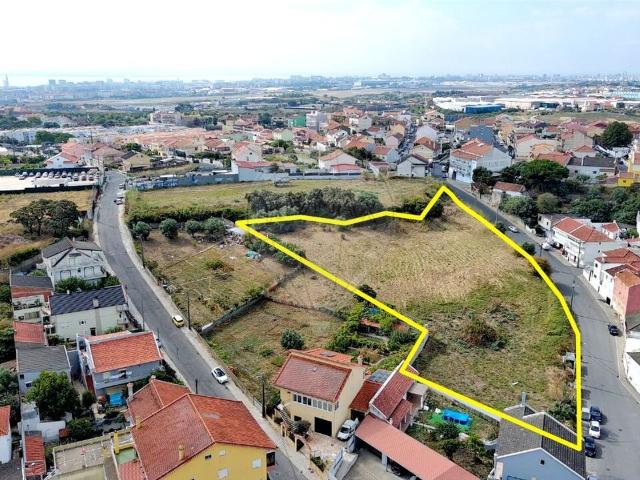 Terreno à venda em Loures