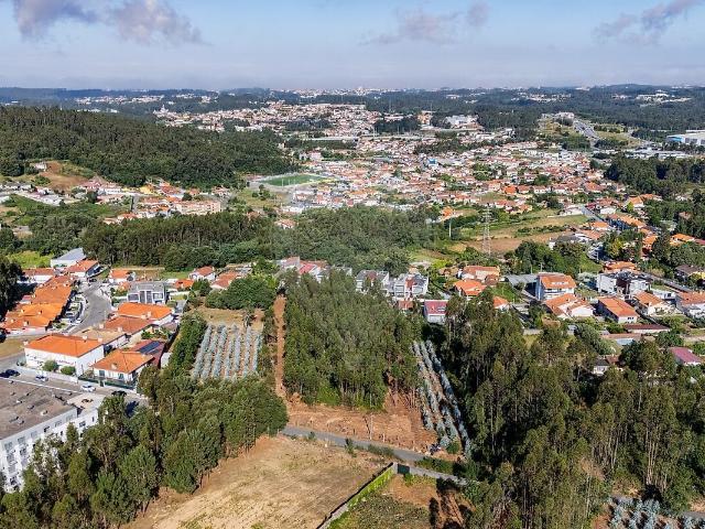 Terreno à venda em Nogueira da Regedoura, Santa Maria da Feira RE/MAX Portugal