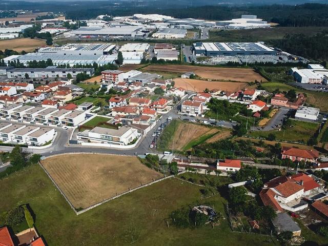 Terreno à venda em Ribeirão, Vila Nova de Famalicão RE/MAX Portugal