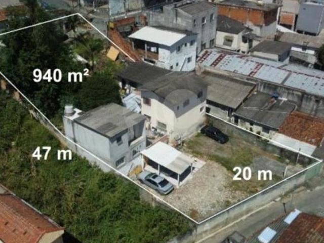 Terreno com 940 m²,sendo ideal para construir prédio por ter declive e entradas por 2 ruas diferente