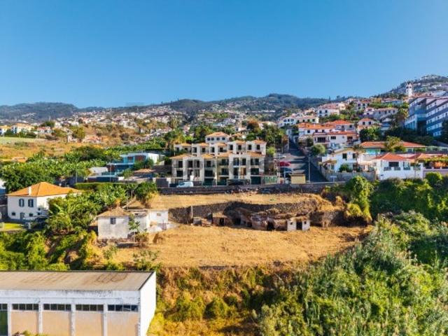 Terreno à Venda Frente Mar com Vista Desafogada em São Gonçalo, Funchal