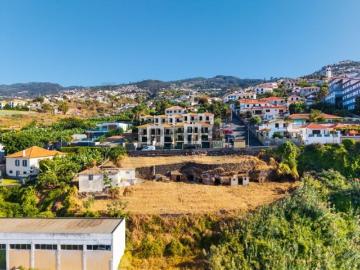 Terreno à Venda Frente Mar com Vista Desafogada em São Gonçalo, Funchal