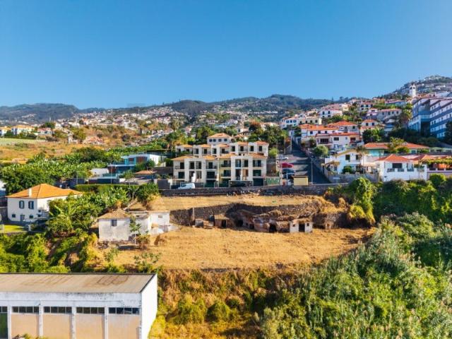 Terreno à Venda Frente Mar com Vista Desafogada em São Gonçalo, Funchal
