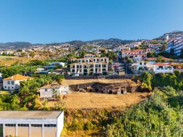 Terreno à Venda Frente Mar com Vista Desafogada em São Gonçalo, Funchal