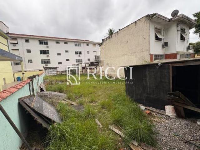 Terreno à venda no Gonzaga, Santos SP: 300,00 m² de área esperam por você!