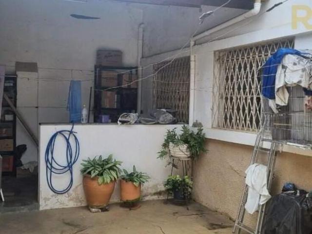Terreno a venda no Santa Efigênia com casa e barrações para aluguel