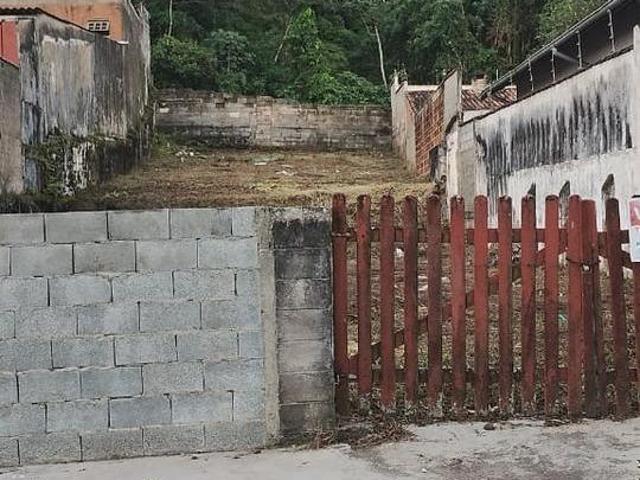 Terreno à venda na Praia dos Sonhos com 400m² e saída para duas ruas | R$ 349 mil