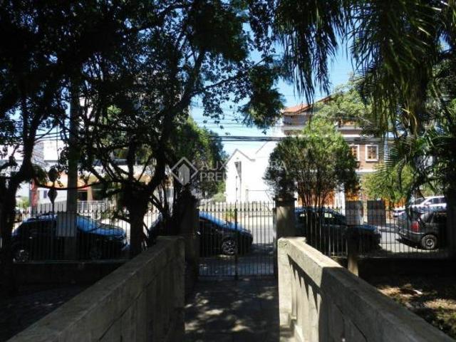 Terreno amplo no Bairro Hamburgo Velho, com duas casas
