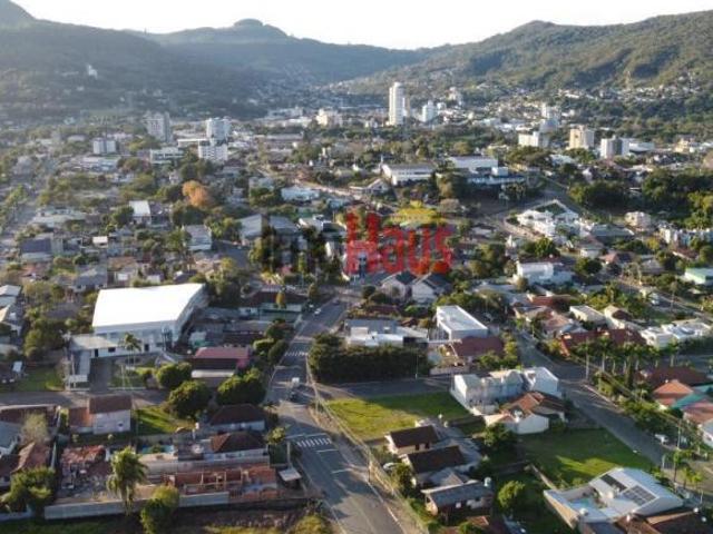 Terreno amplo com casa disponível para venda em uma esquina única d