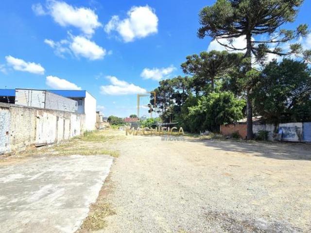 Terreno amplo com duas frentes em localização estr