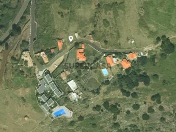 Terreno amplo com palheiro, vista mar, urbanizável para moradia em Fajã de Ovelha, Calheta