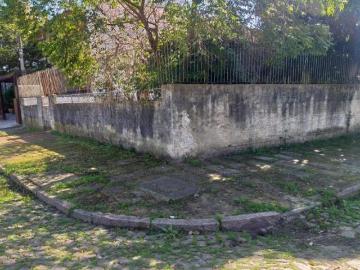 Terreno amplo de esquina com casa mista, excelente localização!