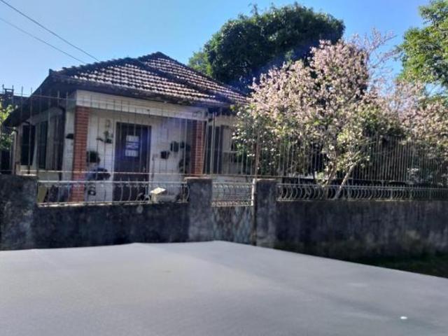 Terreno amplo de esquina com casa mista, excelente localização!