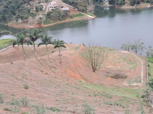TERRENO AMPLO DO TIPO CHÁCARA, EM EXCELENTE LOCALIZAÇÃO, BEIRA DA REPRESA PÉ NA AGUA, NO CONDOMÍN