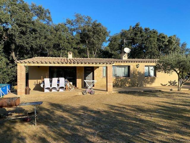 Terreno, apartamentos y su propio centro de jardinería. 65m² Mont Ras