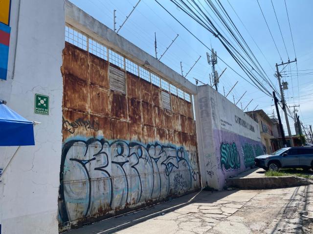 Terreno bardeado, con oficinas y bascula en Arist?teles