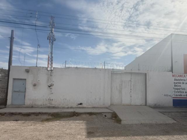 Terreno bardeado con oficinas y baños