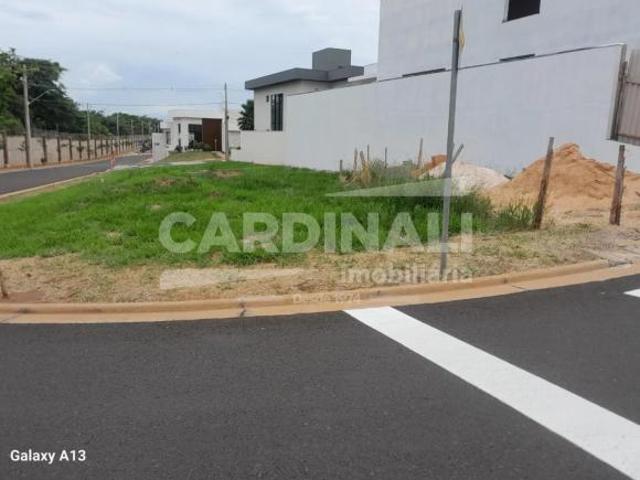 Terreno bem localizado, condomínio seguro, com casas atualizadas de alto padrão em São Carlos