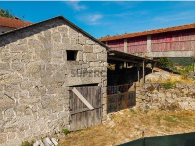Terreno c/ área total de 1114,19m2 c/ 397 m² de Construções em Granito, Canastro Vieira do Minho