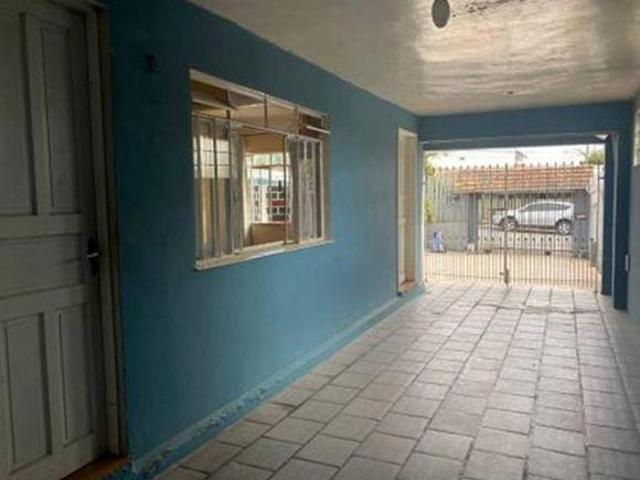 Terreno com 407 m² com duas casas no Capão Raso, área construída de 180m² Cód. 04.005
