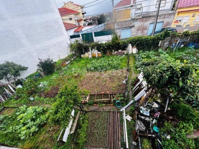 Terreno com 415 m2 no Catujal a 10 minutos do Parque das Nações