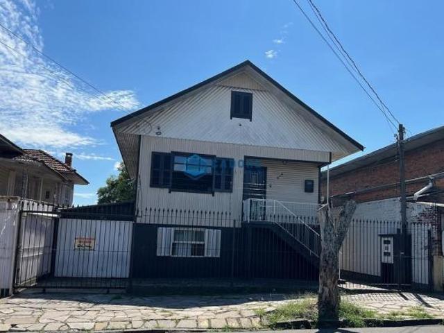 Terreno com 484,00m2 e três casa mista!