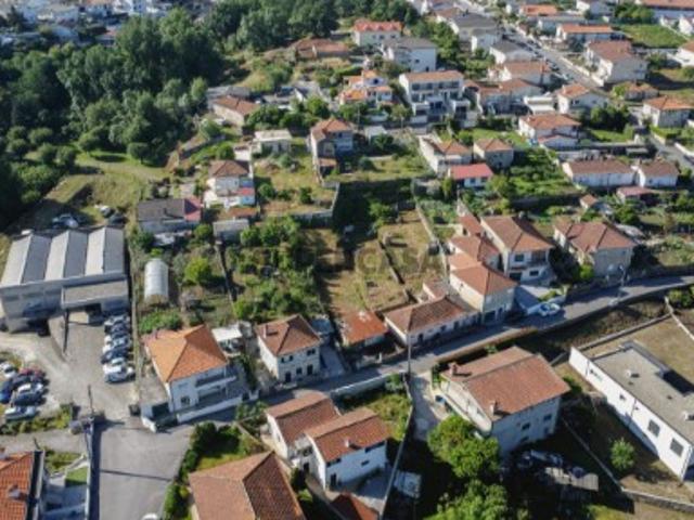 Terreno com 4 moradias geminadas para recuperar em Serzedelo Guimarães