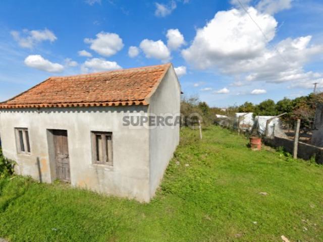 Terreno com 540 m² e Moradia para Renovar em Santo Varão