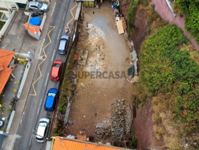 Terreno com 598 m² e projeto para 3 apartamentos em Câmara de Lobos