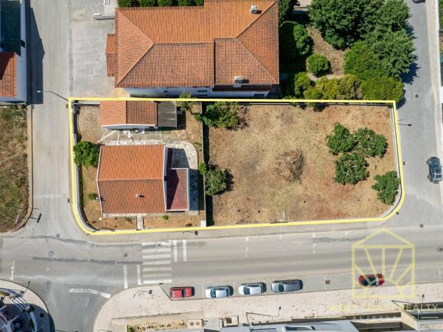 TERRENO NO CORAÇÃO DE ALJEZUR, COM ESTUDO PARA HABITAÇÃO PLURIFAMILIAR