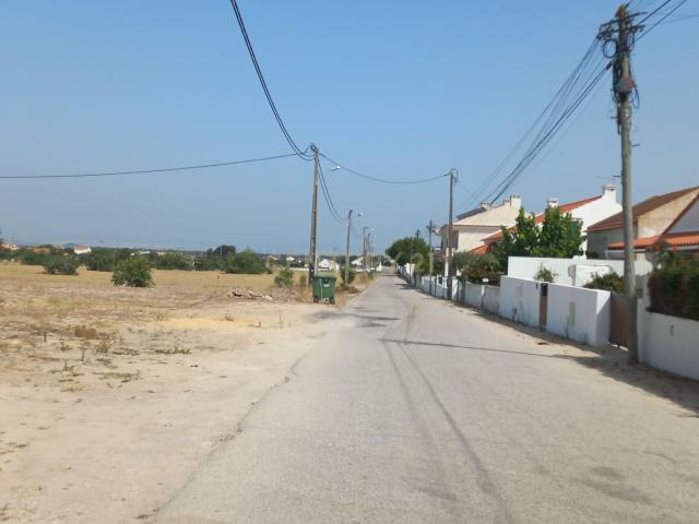 Terreno com 6.694m2 Situado a: 3 km do centro do Montijo. Com potencialidade de construção