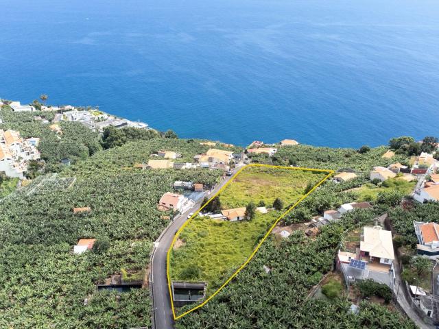 Terreno com 6.896m² e Moradia com Vista Mar
