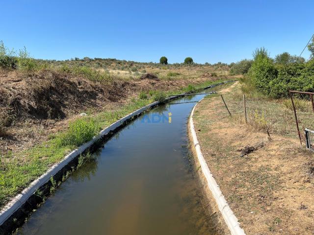 Terreno com 71ha com regadio e dois artigos urbanos