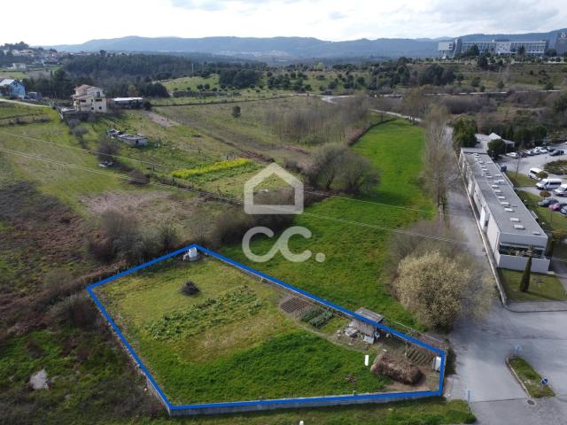 Terreno com 720 M2 Construtível, com poço na periferia da cidade