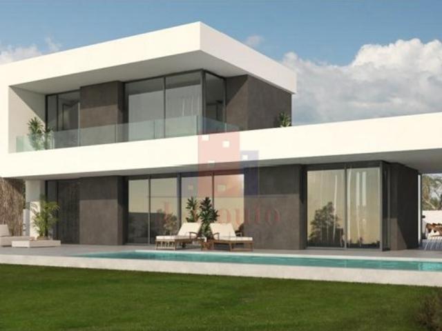 Terreno com 793 m² e projeto aprovado para moradia V3 com piscina