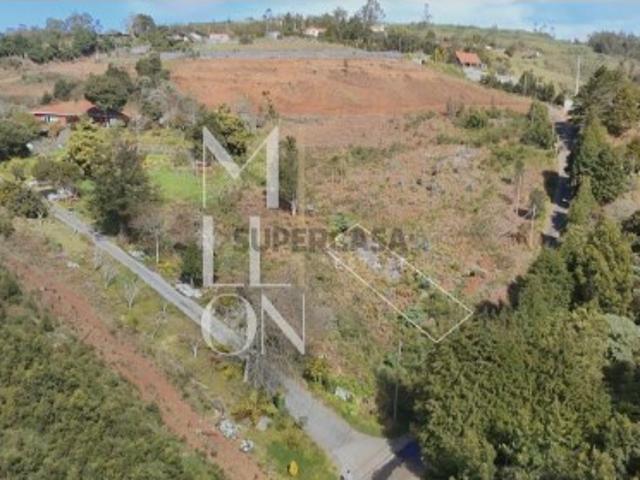 Terreno com 800 m2, situado numa zona calma no Concelho de Santa Cruz