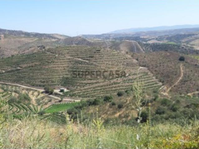 terreno com 881m² situado na Quinta da Cornalheira, Mêda