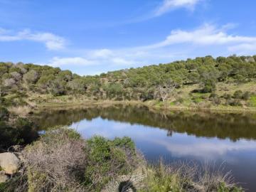 TERRENO COM 96.120 m² COM POSSIBILIDADE DE CONSTRUÇÃO VISTA LAGO HABITAÇÃO E/OU TURISMO PRÓXIMO À FOZ DE ODELEITE CASTRO MARIM ALGARVE