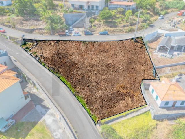 Terreno com 977 m² no Caniço – Sítio do Castelo